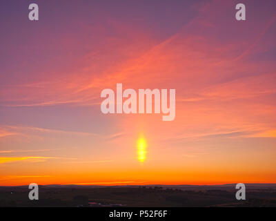 Brassington, Derbyshire, UK. 24. Juni, 2018. Wetter Großbritannien: Lichtsäule solar Spalte während einer erstaunlichen Sonnenuntergang am Harborough Felsen in der Nähe von Brassington & High Peak Trail, Derbyshire, Peak District National Park Credit: Doug Blane/Alamy leben Nachrichten Stockfoto