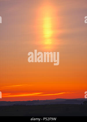 Brassington, Derbyshire, UK. 24. Juni, 2018. Wetter Großbritannien: Lichtsäule solar Spalte während einer erstaunlichen Sonnenuntergang am Harborough Felsen in der Nähe von Brassington & High Peak Trail, Derbyshire, Peak District National Park Credit: Doug Blane/Alamy leben Nachrichten Stockfoto