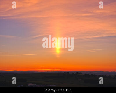 Brassington, Derbyshire, UK. 24. Juni, 2018. Wetter Großbritannien: Lichtsäule solar Spalte während einer erstaunlichen Sonnenuntergang am Harborough Felsen in der Nähe von Brassington & High Peak Trail, Derbyshire, Peak District National Park Credit: Doug Blane/Alamy leben Nachrichten Stockfoto