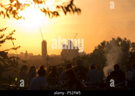 London, Großbritannien. 24. Juni, 2018. Menschen versammeln sich am Telegraph Hill, South London, den Sonnenuntergang über der Stadt in einem heißen Abend, um zu sehen, wie das Wetter, Temperaturen über 25 C in Großbritannien heute am Sonntag, den 24. Juni 2018 erreicht. Credit: Isabel Infantes/Alamy leben Nachrichten Stockfoto