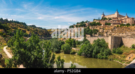 Landschaft den Fluss Tejo mit der Festung Alcazar und Römischen Alcantara Bridge Stockfoto