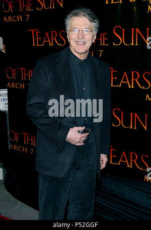 Tom Skerritt anreisen, Die "Tränen der Sonne" Premiere an der Westwood Village in Los Angeles. März 3, 2003. SkerrittTom 27 Red Carpet Event, Vertikal, USA, Filmindustrie, Prominente, Fotografie, Bestof, Kunst, Kultur und Unterhaltung, Topix Prominente Fashion/Vertikal, Besten, Event in Hollywood Leben - Kalifornien, Roter Teppich und backstage, USA, Film, Stars, Film Stars, TV Stars, Musik, Promis, Fotografie, Bestof, Kunst, Kultur und Unterhaltung, Topix, vertikal, eine Person, die aus den Jahren 2003 bis 2005, Anfrage tsuni@Gamma-USA.com - drei Viertel Stockfoto