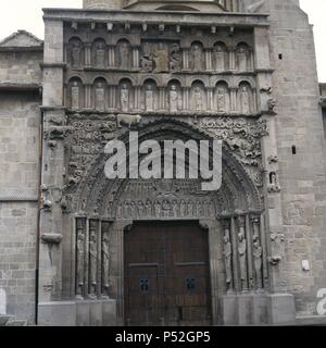 ARTE GOTICO. ESPAÑA. IGLESIA DE SANTA MARIA LA REAL. Templo de Transición del románico al Gótico. Pórtico las mejores del Sur en Cuya ejecución intervinieron dos Maestros: Leodegarius y el Maestro que en la intervino ornamentacion del Monasterio de San Juan de la Peña. SANGÜESA. Navarra. Stockfoto