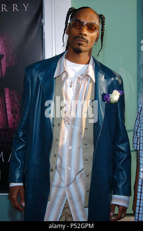 Snoop Dogg bei der Ankunft im Catwoman Premiere im Cinerama Dome Theater in Los Angeles. Vom 19. Juli 2004. SnoopDogg 294 Red Carpet Event, Vertikal, USA, Filmindustrie, Prominente, Fotografie, Bestof, Kunst, Kultur und Unterhaltung, Topix Prominente Fashion/Vertikal, Besten, Event in Hollywood Leben - Kalifornien, Roter Teppich und backstage, USA, Film, Stars, Film Stars, TV Stars, Musik, Promis, Fotografie, Bestof, Kunst, Kultur und Unterhaltung, Topix, vertikal, eine Person, die aus den Jahren 2003 bis 2005, Anfrage tsuni@Gamma-USA.com - drei Viertel Stockfoto