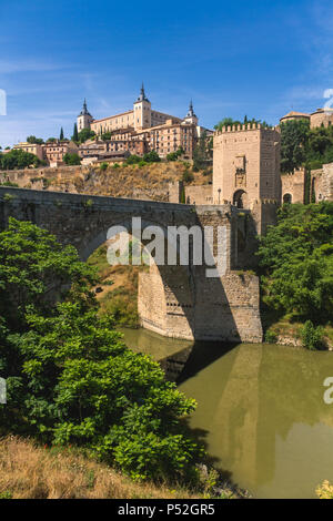 Römische Brücke, Alcantara Bridge mit Alcazar Festung, und den Tejo Toledo Spanien Stockfoto