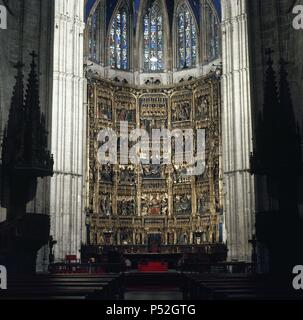 ARTE GOTICO. ESPAÑA. CATEDRAL DE OVIEDO (SIGLOS XIV-XV). Vista del Interior del Edificio. Al fondo, El retablo de La Capilla Mayor, Obra de Giralte de Bruselas y de Juan de Valmaseda. Asturien. España. Stockfoto