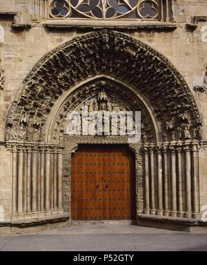 ARTE GOTICO. ESPAÑA. PORTADA DE SANTA MARIA DE OLITE (s. XIV). Se Vertreter en su tímpano a la Vírgen con el Niño rodeada por escenas de la Sagrada Familia. Ein los Lados, arquerías ciegas enmarcan ein los Apóstoles. OLITE. Navarra. Stockfoto