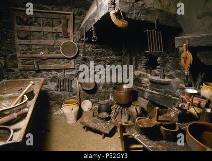 MUSEO ETNOGRAFICO. Vista del Interior de una Antigua COCINA con sus equipo ; material. Castro Cillórigo. Kantabrien. España. Stockfoto