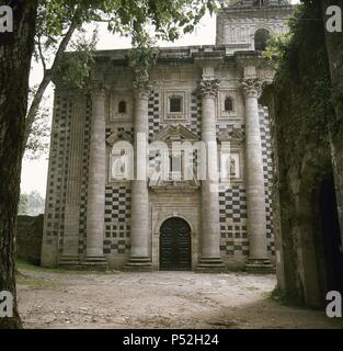 Galizien. MONFERO. Vista de La Fachada del Monasterio De esta localidad, fundado en el siglo XII y reconstruido en Estilo barroco en el s. Xvii. Estado de A Coruña. España. Stockfoto