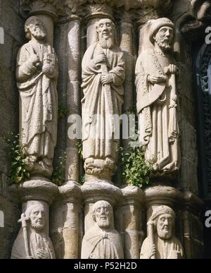 ARTE GOTICO. ESPAÑA. SIGLO XV. IGLESIA DE SAN MARTIN. Mandada construir en 1434 por el Frontera Lope de Mendoza. Las mejores de las figuras del Pórtico que representan los Apóstoles, entre Ellos el APOSTOL SANTIAGO. Es notoria La influencia de Santiago de Compostela. NOYA. Estado de A Coruña. Galizien. Stockfoto