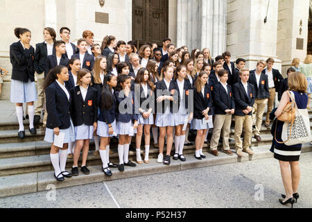 Studenten feiern mit einer Gruppe Foto Ihrer 8. Klasse GraduationMass auf die Schritte der St. Patricks Cathedral, New York, USA Stockfoto