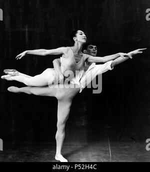 Russische Ballett Tänzerin Rudolf Nureyev, die nach Frankreich defected Tanzen mit seinem Partner Vyoubova. 1961. Stockfoto