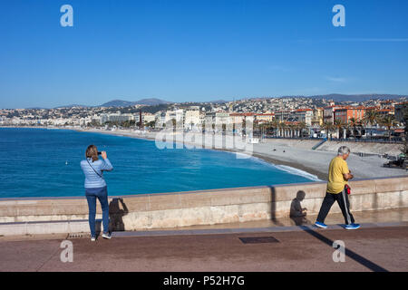 Frankreich, Cote d'Azur, schöne Stadt an der Französischen Riviera am Mittelmeer, Blick von der Strandpromenade Stockfoto