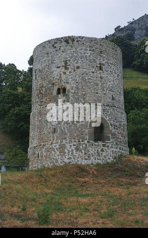 Asturien. PROAZA. Vista de la Torre del Campo, torreón mittelalterlichen erigido ENTRE LOS SIGLOS XIII y XIV por Orden de Diego VÁZQUEZ DE PRADA. Concejo de Proaza. España. Stockfoto