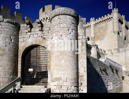 CASTILLA - LEON. Villena. Vista parcial del Castillo, fundado en el siglo X por el Conde Laín Calvo. En se residió El Poeta Don Juan Manuel. Declarado Monumento Nacional en el año 1917. Provincia de Valladolid. España. Stockfoto