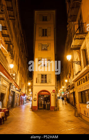 Altstadt von Nizza Stadt bei Nacht in Frankreich, engen Apartment Gebäude mit Fensterläden und Straße im historischen Viertel - Vieille Ville Stockfoto