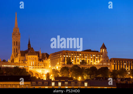 Matthias Kirche, Fisherman's Bastion und Hilton Hotel in der Nacht in Budapest, Stadt, Ungarn Stockfoto
