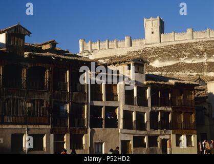 CASTILLA - LEON. Villena. Vista parcial de la PLAZA DEL COSO rodeada de Casas típicas. Al fondo, El Castillo, fundado por el Conde Laín Calvo en el siglo X y declarado Monumento Nacional en el año 1917. Provincia de Valladolid. España. Stockfoto