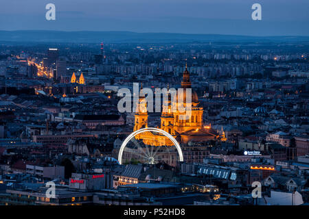Budapest bei Nacht, Hauptstadt von Ungarn Stadtbild mit der St.-Stephans-Basilika und Riesenrad Stockfoto