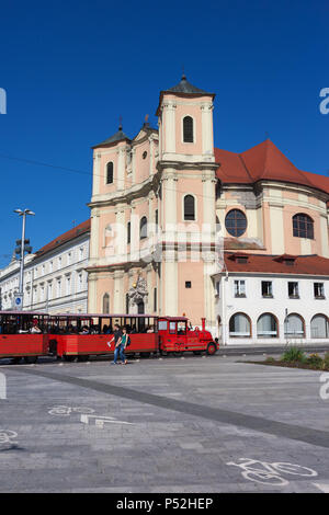 Bratislava in der Slowakei, in der Trinity Church (TRINITARISCHE) von Zupne Namestie Square und sightseeing tour bus, vintage Zug Stockfoto