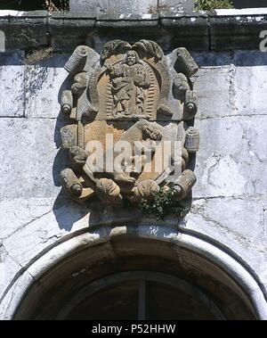 Las mejores de un ESCUDO existente en el MONASTERIO DE SAN SALVADOR, fundado en el siglo XI por la Infanta Doña Christina, hija del Rey de León Bermudo II. El Templo fue reformado entre finales del s. XVII y principios del XVIII. CORNELLANA. Concejo de Salas. Asturien. España. Stockfoto