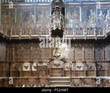 ARTE GOTICO. ESPAÑA. MONASTERIO DE SANTA MARIA LA REAL. Vista parcial de la SILLERIA, de estilo plateresco Gótico de Madera de Nogal, del CORO de la Iglesia. Destacan las 'misericordias'en la parte Superior de los asientos. En la parte Central, en La Silla abacial del Coro Alto, Talla de Madera del Rey de Navarra GARCIA IV SANCHEZ III. NAJERA. La Rioja. Stockfoto