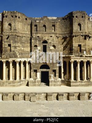 ARTE ROMANO. PROXIMO ORIENTE. SIRIA. TEATRO ROMANO DE BOSRA. Construido ein finales Del Siglo II d. C., en el periodo tardo Romano. Vista general de La Fachada del ESCENARIO (SCENARIUM), decorado con Columnas de mármol. En Primer, El Muro del término PROSCENIO (PROSCAENIUM). BOSRA. Stockfoto