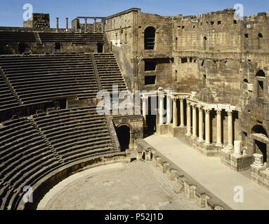 ARTE ROMANO. PROXIMO ORIENTE. SIRIA. TEATRO ROMANO DE BOSRA. Construido ein finales Del Siglo II d. C., en el período tardo Romano. Vista parcial de las GRADAS del Teatro, dividadas en Tres zonas, la Superior, La Media y la unterlegen. BOSRA. Stockfoto