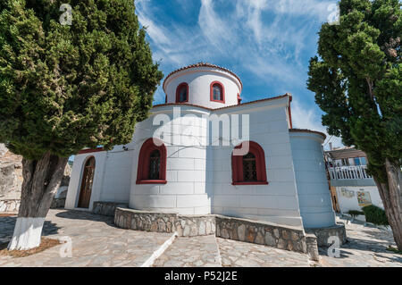 Agios Nikolaos Kirche mit blauem Himmel und Bäumen. Stockfoto