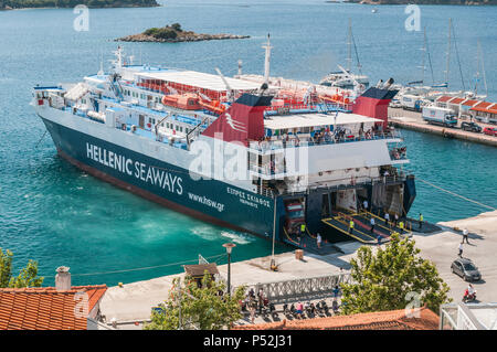 Skiathos, Griechenland. 15. Juni 2018: Helenic seaways Fähre Express Skiathos disembarks Passagiere und Fahrzeuge am Hafen in Skiathos Stockfoto