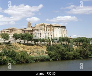 CASTILLA - LEON. TORDESILLAS. Vista del REAL MONASTERIO DE SANTA CLARA junto al curso del Rio Duero. Fue fundado en el año 1363 por la Infanta Doña Beatriz, hija de Pedro I, en el antiguo Palacio erigido en 1340 por Alfonso XI. Provincia de Valladolid. España. Stockfoto