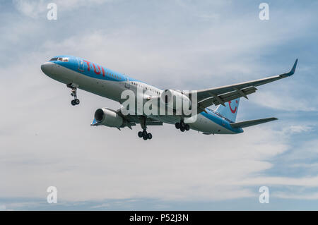 Skiathos, Griechenland. 15. Juni 2018: TUI Airlines 757 landet auf Skiathos, Griechenland. Flughafen Skiathos ist als 2 st bekannt. Maarten aufgrund der kurzen Start- und Landebahn. Stockfoto