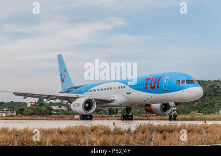 Skiathos, Griechenland. 15. Juni 2018: TUI Airlines Boeing 757-Leitungen, die auf der Landebahn von Alexandros Papadiamantis Flughafen. Der Flughafen dient die Insel von S Stockfoto