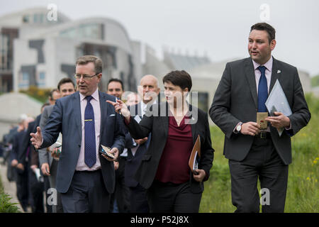 Der Schottischen Konservativen besucht einen Fotoauftrag Mohn zu Pflanzen, ein Garten der Erinnerung an diejenigen, die im Kampf gestorben sind, zu erstellen. Mit: Ruth Davidson Wo: Edinburgh, Großbritannien Wann: 24. Mai 2018 Credit: Euan Kirsche / WANN Stockfoto