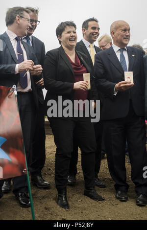 Der Schottischen Konservativen besucht einen Fotoauftrag Mohn zu Pflanzen, ein Garten der Erinnerung an diejenigen, die im Kampf gestorben sind, zu erstellen. Mit: Ruth Davidson Wo: Edinburgh, Großbritannien Wann: 24. Mai 2018 Credit: Euan Kirsche / WANN Stockfoto