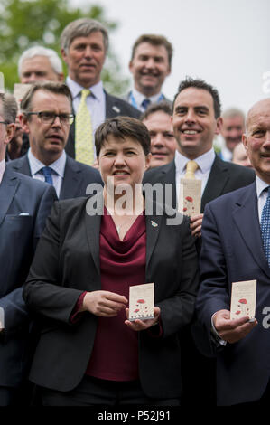 Der Schottischen Konservativen besucht einen Fotoauftrag Mohn zu Pflanzen, ein Garten der Erinnerung an diejenigen, die im Kampf gestorben sind, zu erstellen. Mit: Ruth Davidson Wo: Edinburgh, Großbritannien Wann: 24. Mai 2018 Credit: Euan Kirsche / WANN Stockfoto