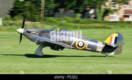 1941 Hawker Sea Hurricane 1B Landung in Old Warden Flugplatz Stockfoto