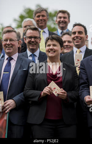 Der Schottischen Konservativen besucht einen Fotoauftrag Mohn zu Pflanzen, ein Garten der Erinnerung an diejenigen, die im Kampf gestorben sind, zu erstellen. Mit: Ruth Davidson Wo: Edinburgh, Großbritannien Wann: 24. Mai 2018 Credit: Euan Kirsche / WANN Stockfoto