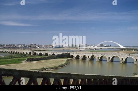 Der EXTREMADURA. MERIDA. Vista del Puente Romano, datado en el s. Ich ein. C., sobre el Rio Guadiana. Al fondo, El Puente de LUSITANIA, Obra realizada por el arquitecto Santiago Calatrava. Provincia de Badajoz. España. VIA DE LA PLATA. Stockfoto