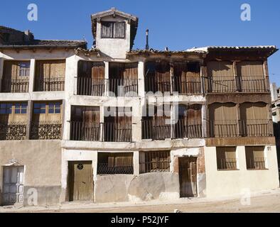 CASTILLA - LEON. Villena. Vista parcial de la PLAZA DEL COSO rodeada de Casas típicas. Provincia de Valladolid. España. Stockfoto