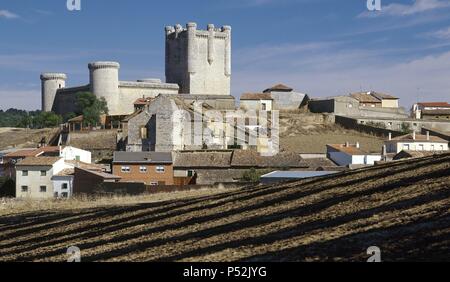 CASTILLA - LEON. MONTEALEGRE DE CAMPOS. Panorámica de La población y, al Fondo, El Castillo, erigido en el siglo XIV sobre una Fortaleza anterior Del Siglo XII por Alfonso DE MENESES. Comarca de Tierra de Campos. Provincia de Valladolid. España. Stockfoto