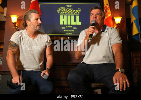 Robbie Savage und Sam Allardyce während einer Q und eine Sitzung im Lord Raglan Pub in London als Fans sehen Sie sich das WM-Spiel zwischen England und Panama. Stockfoto