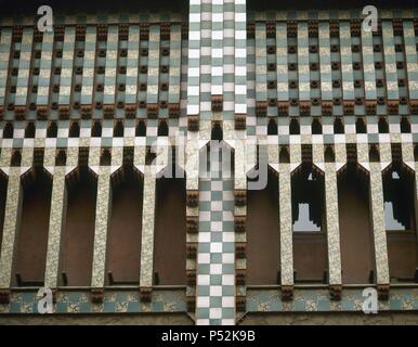 ARTE S. XIX. ESPAÑA. GAUDI, Antoni (Reus, 1852 - Barcelona, 1926). "CASA VICENS (1878-80). Edificio modernista que destaca por su brillante decoración a base de Cerámica policromada, ladrillos y Hierro forjado. Se Halla en la calle Carolinas. BARCELONA. Cataluña. Stockfoto