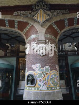 ARTE S. XIX. MODERNISMO. DOMENECH I MUNTANER, Lluís (Barcelona, 1850-1923). Arquitecto catalán. PALAU DE LA MUSICA CATALANA (1905-1908). El edificio más innovador y sorprendente de Domenech i Muntaner. Síntesis de su Actividad constructiva. Las mejores de las taquillas. BARCELONA. Cataluña. Stockfoto