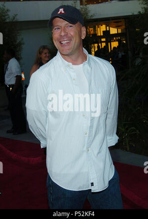 Bruce Willis Ankunft in The Bourne Supremacy Premiere im Cinerama Dome und Arclight Theater in Los Angeles. 15. Juli 2004. WillisBruce034A Red Carpet Event, Vertikal, USA, Filmindustrie, Prominente, Fotografie, Bestof, Kunst, Kultur und Unterhaltung, Topix Prominente Fashion/Vertikal, Besten, Event in Hollywood Leben - Kalifornien, Roter Teppich und backstage, USA, Film, Stars, Film Stars, TV Stars, Musik, Promis, Fotografie, Bestof, Kunst, Kultur und Unterhaltung, Topix, vertikal, eine Person, die aus den Jahren 2003 bis 2005, Anfrage tsuni@Gamma-USA.co Stockfoto