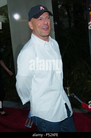 Bruce Willis Ankunft in The Bourne Supremacy Premiere im Cinerama Dome und Arclight Theater in Los Angeles. 15. Juli 2004. WillisBruce083 Red Carpet Event, Vertikal, USA, Filmindustrie, Prominente, Fotografie, Bestof, Kunst, Kultur und Unterhaltung, Topix Prominente Fashion/Vertikal, Besten, Event in Hollywood Leben - Kalifornien, Roter Teppich und backstage, USA, Film, Stars, Film Stars, TV Stars, Musik, Promis, Fotografie, Bestof, Kunst, Kultur und Unterhaltung, Topix, vertikal, eine Person, die aus den Jahren 2003 bis 2005, Anfrage tsuni@Gamma-USA.com Stockfoto