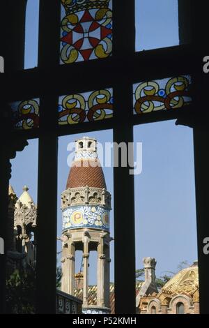 ARTE S. XIX. MODERNISMO. DOMENECH I MUNTANER, Lluís (Barcelona, 1850-1923). Gran arquitecto Modernista. HOSPITAL DE SANT PAU (1902-1910). Concebido como una Ciudad Jardín, con 48 pabellones independientes conectados entre si por túneles subterráneos. Vista de los remates arquitectónicos de Uno de los pabellones. BARCELONA. Cataluña. Stockfoto