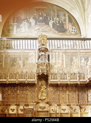 ARTE GOTICO. ESPAÑA. MONASTERIO DE SANTA MARIA LA REAL. Vista parcial de la SILLERIA, de estilo plateresco Gótico de Madera de Nogal, del CORO de la Iglesia. Destacan las 'misericordias'en la parte Superior de los asientos. En la parte Central, en La Silla abacial del Coro Alto, Talla de Madera del Rey de Navarra GARCIA IV SANCHEZ III. NAJERA. La Rioja. Stockfoto