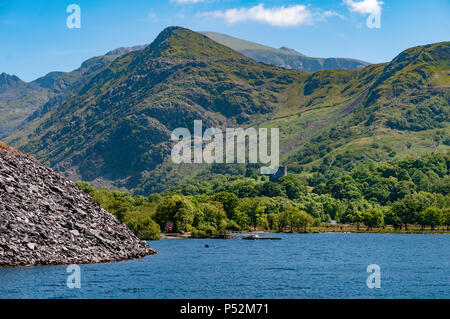 North Wales. Dolbadarn Schloss, Llanberis. Snowdon Peak im bckground. (Rt) Stockfoto