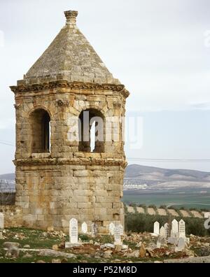 ARTE ROMANO. (CIUDADES MUERTAS) SIRIA. CIRRO. Antigua ciudad, fundada hacia El 300 ein. C. con el Fin de consolidar La hegemonía de los seléucidas en la región, y posteriormente Bajo dominación Romana. Vista parcial de la Torre FUNERARIA de Planta sechseckige que Daten Del Siglo III. Alrededores de Alepo. Stockfoto